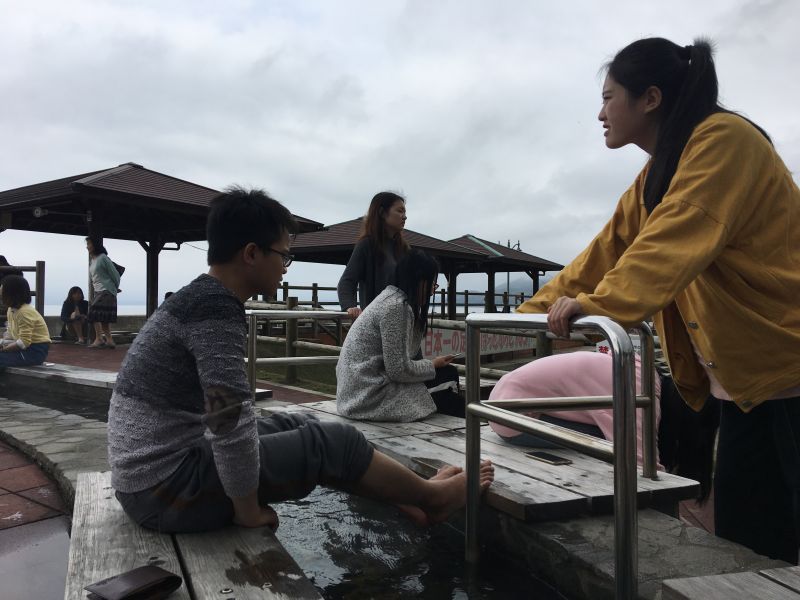 Trải nghiệm ngâm chân trong suối nước nóng nhân tạo tại lữ quán