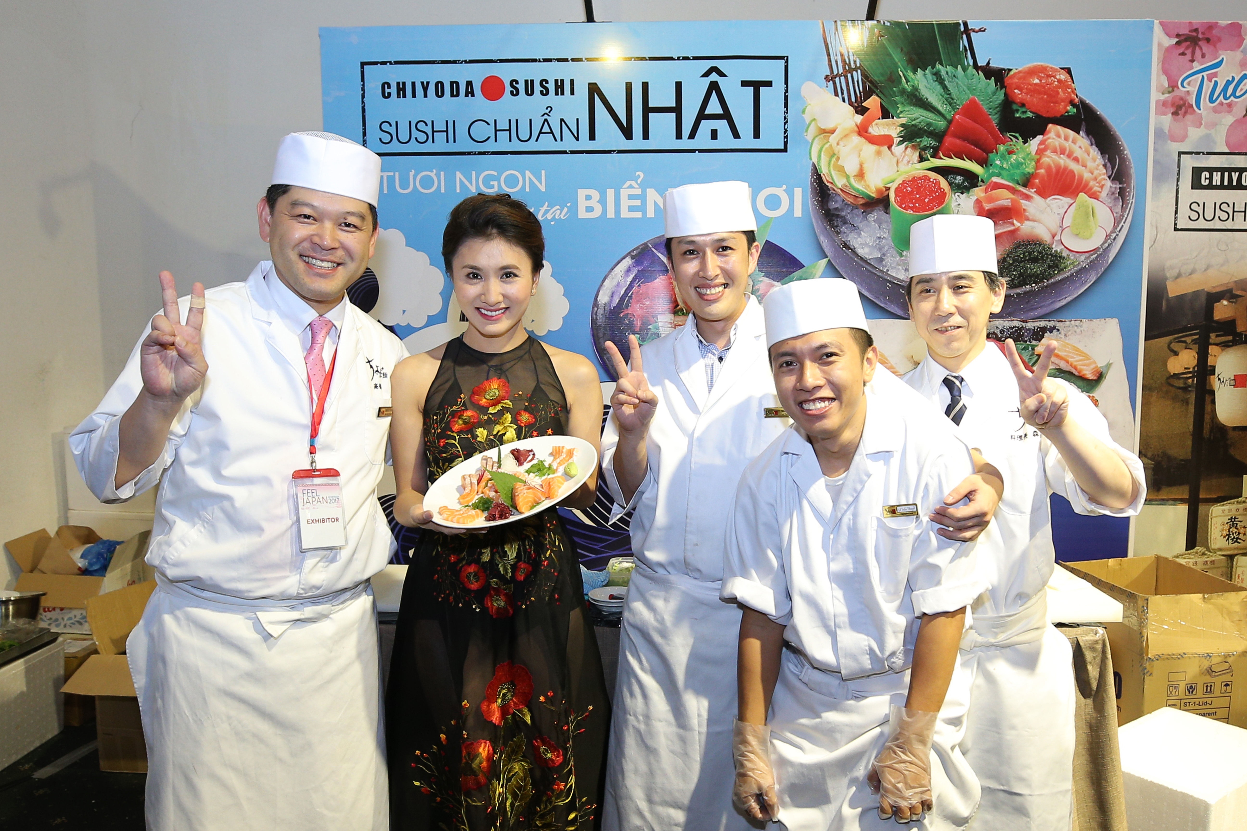 Diễn viên Nguyệt Ánh thưởng thức sushi. Diễn viên Nguyệt Ánh thưởng thức sushi.