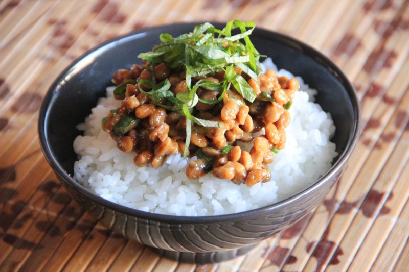 Natto thường ăn với cơm trắng Natto thường ăn với cơm trắng