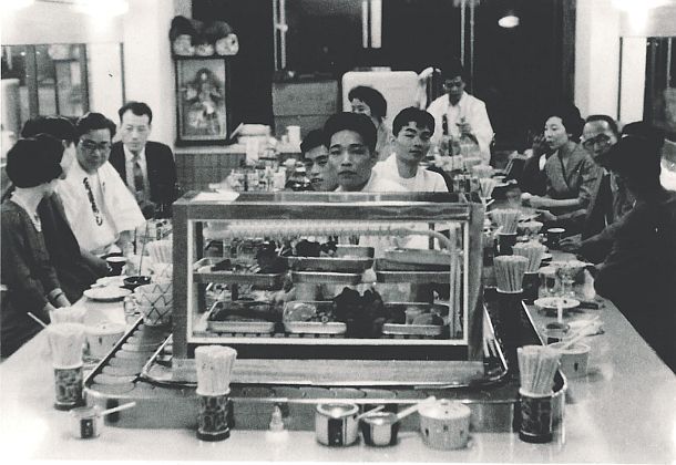 cửa hàng kaitenzushi đầu tiên cửa hàng kaitenzushi đầu tiên