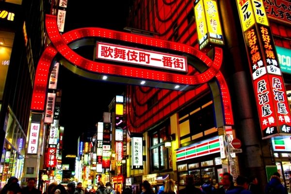 di chuyển đến phố đèn đỏ Kabukicho Shinjuku di chuyển đến phố đèn đỏ Kabukicho Shinjuku
