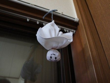 khi cầu mưa búp bê được treo ngược