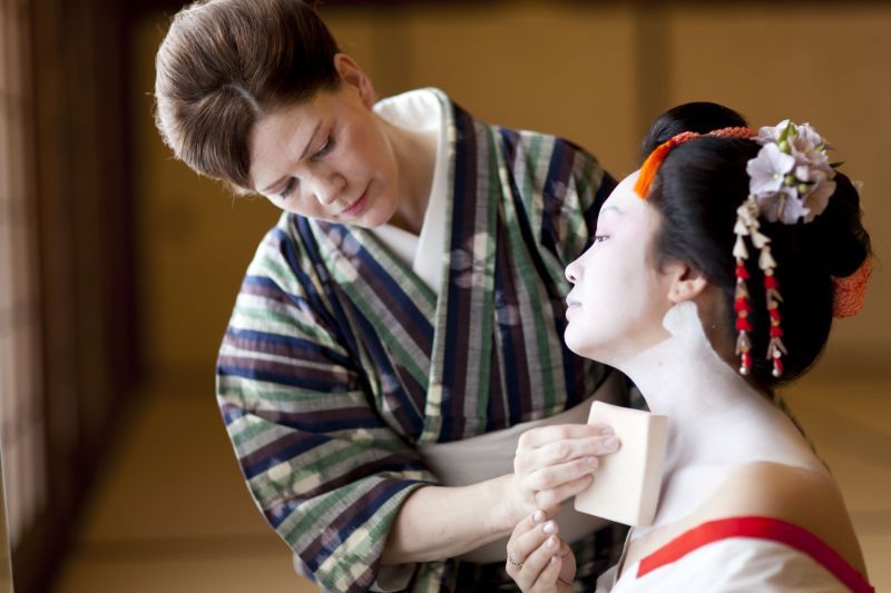 Geisha trang điểm khuôn mặt qua bao nhiêu bước?