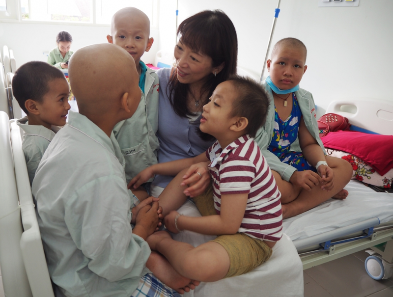 国立フエ中央病院で子供たちを遊ぶ渡辺さん ⓒThoi Dai 国立フエ中央病院で子供たちを遊ぶ渡辺さん ⓒThoi Dai