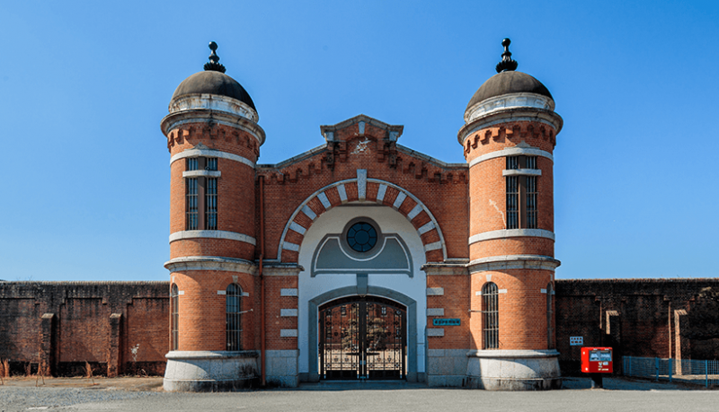 khách sạn nhà tù