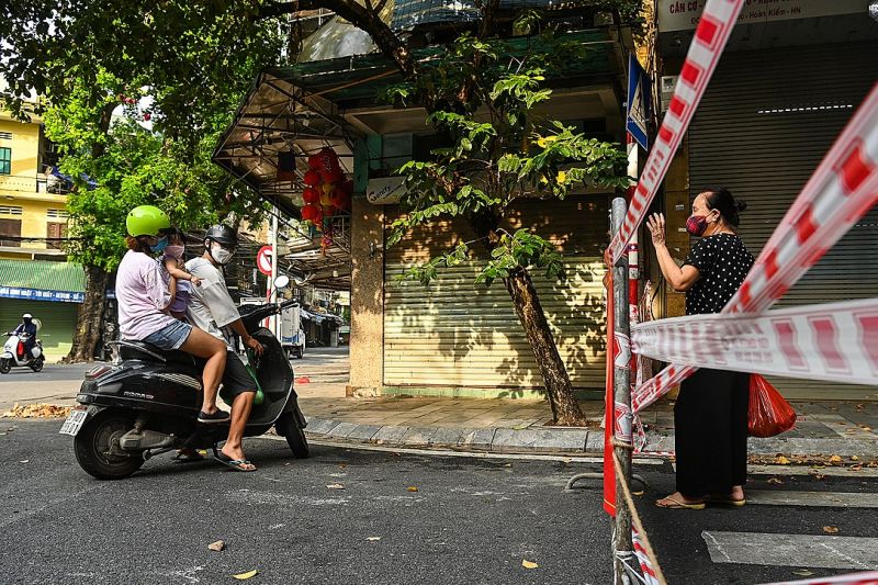 封鎖バリケード越しに子供たちからの食料品を受け取る高齢者 ⓒ Vn Express 封鎖バリケード越しに子供たちからの食料品を受け取る高齢者 ⓒ Vn Express