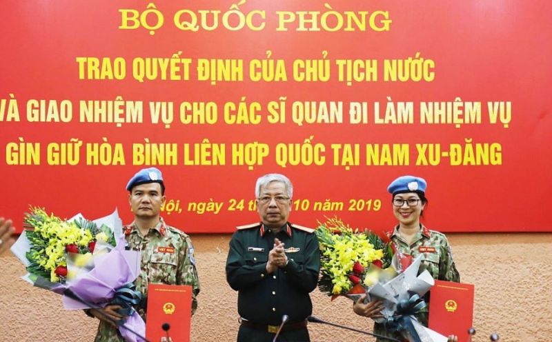 国際連合南スーダン派遣団での軍事監視員として任命されるレ・ゴック・ソン大佐とグエン・ティ・ミン・フオン中佐(右)　ⓒ Thoi Dai