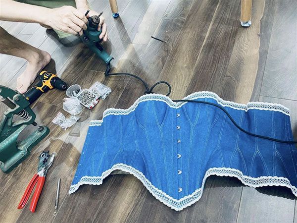 古いジーンズから作られたコルセット ⓒ Vietnam Net 古いジーンズから作られたコルセット ⓒ Vietnam Net