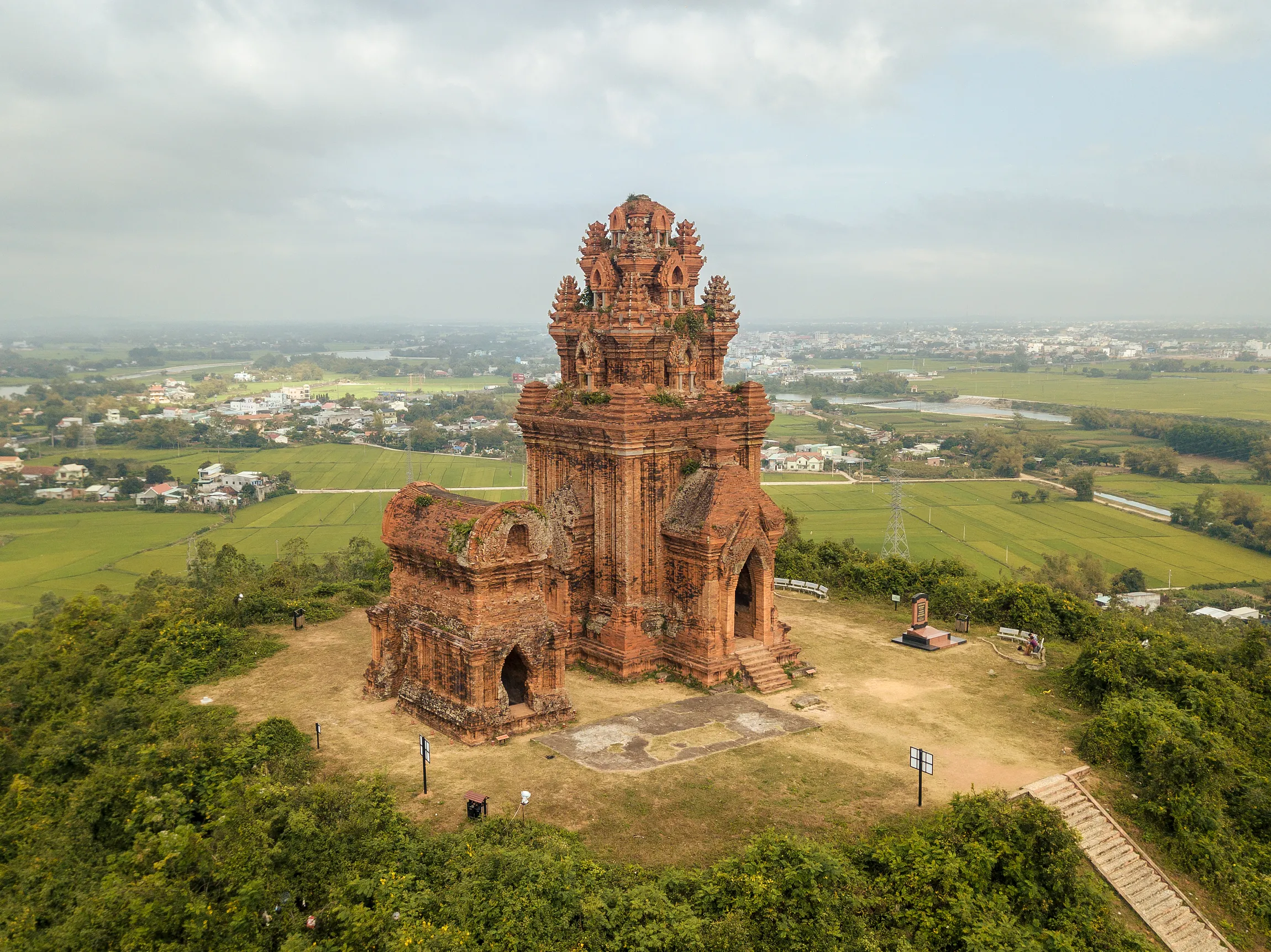 塔の頂上から地平線に向かって、遠くに静かな田園地帯を見ることができる。ここにはベトナムの村の生活の見慣れた美しさが今も残っている ⓒ URBANIST 塔の頂上から地平線に向かって、遠くに静かな田園地帯を見ることができる。ここにはベトナムの村の生活の見慣れた美しさが今も残っている ⓒ URBANIST