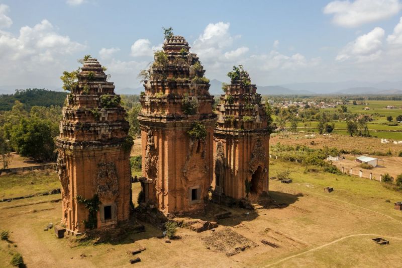 クイニョンから約40 kmの場所にあり、3つの塔はすべて東向きで、最大の塔の高さは24m。塔には木や花、動物や人の形で多くの種類のレリーフがありクメール文化の影響を受けて建てられたと推測できる ⓒ URBANIST クイニョンから約40 kmの場所にあり、3つの塔はすべて東向きで、最大の塔の高さは24m。塔には木や花、動物や人の形で多くの種類のレリーフがありクメール文化の影響を受けて建てられたと推測できる ⓒ URBANIST
