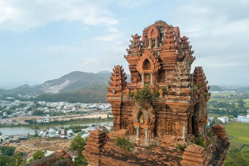 遺跡は何度も略奪に遭い貴重な遺物は残っていないが、各塔の上にあるシヴァの像、赤レンガに描かれた花のモチーフ、そしてユニークな彫刻を通して、古代チャムの人々の美学と信念を知ることができる ⓒ URBANIST 遺跡は何度も略奪に遭い貴重な遺物は残っていないが、各塔の上にあるシヴァの像、赤レンガに描かれた花のモチーフ、そしてユニークな彫刻を通して、古代チャムの人々の美学と信念を知ることができる ⓒ URBANIST