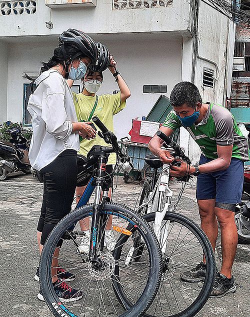 スポーツバイクの使い方を教わる若者たち ⓒ Vn Express スポーツバイクの使い方を教わる若者たち ⓒ Vn Express