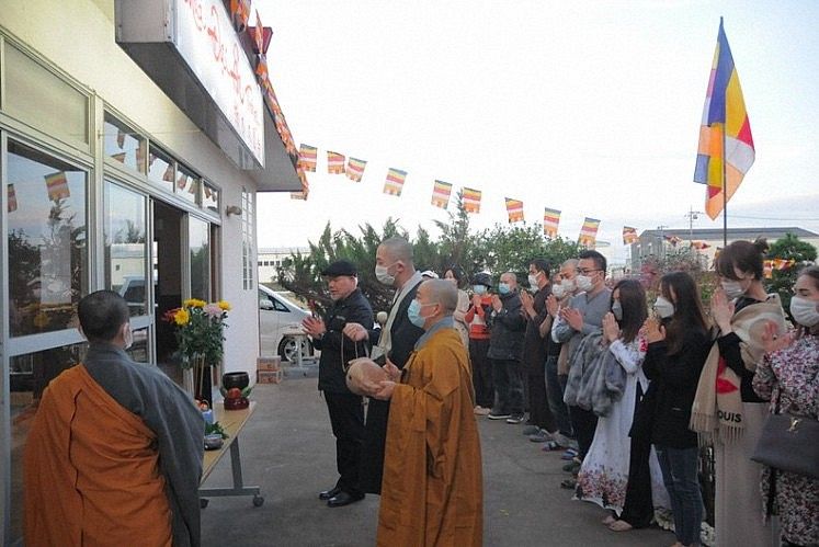 完成を祝って祈りを唱えるティク・タム・チー住職　ⓒ Thoi Dai