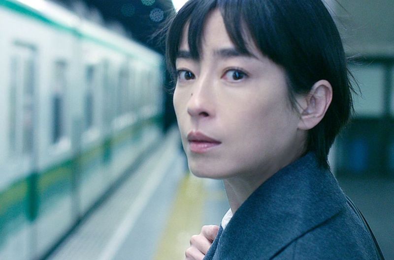 rie-miyazawa-pale-moon