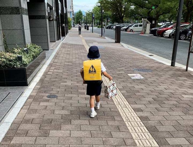 những đứa trẻ chăm sóc những đứa trẻ chăm sóc