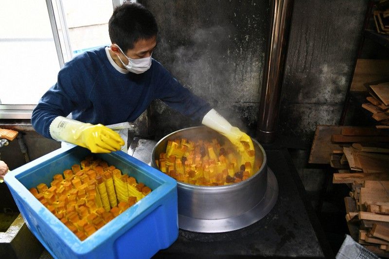 sợi dây đàn được quấn vào con quay và đem đi luộc