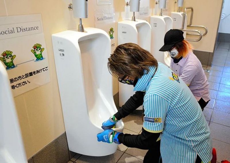 ông oji đang dọn dẹp nhà vệ sinh