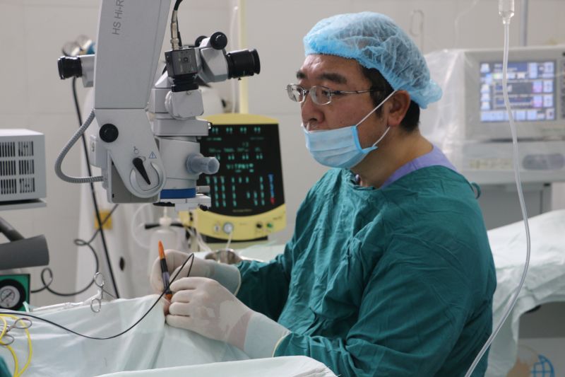 bác sĩ Hattori phẫu thuật mắt