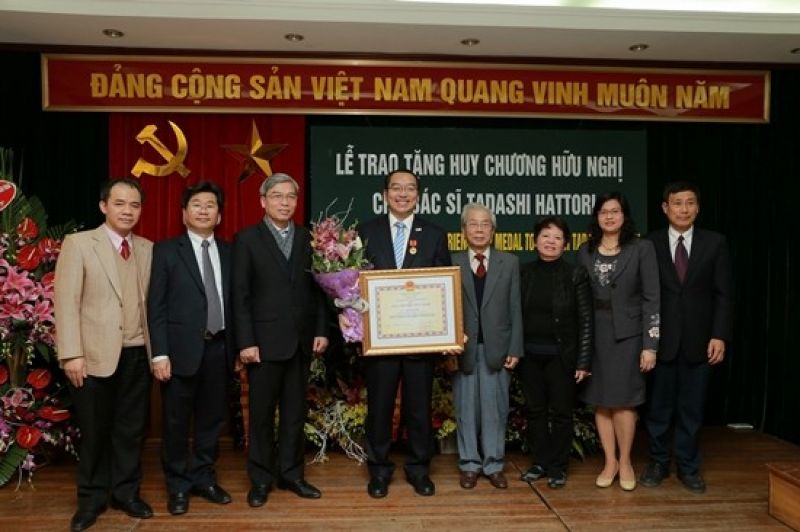 bác sĩ Hattori đón nhận huy chương hữu nghị