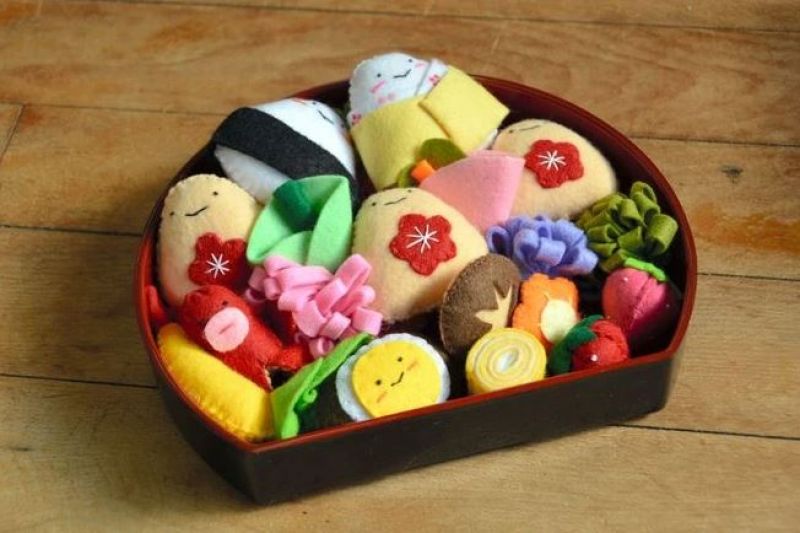 tình nguyện viên gruun làm đồ chơi cho trẻ em cơ nhỡ