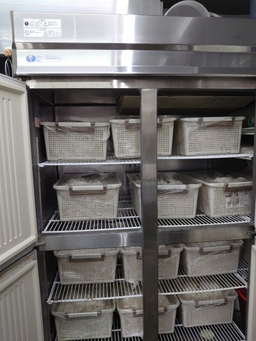 Tất cả các sản phẩm đều được bọc kín bằng màng bọc, bảo quản trong tủ lạnh trước khi cân và đóng gói