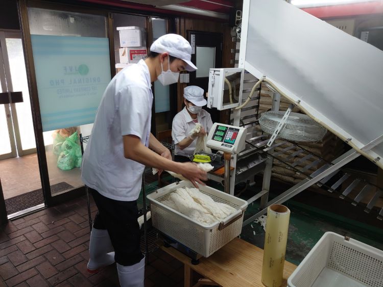 Công đoạn đưa bánh vô rổ bảo quản trước khi đóng gói