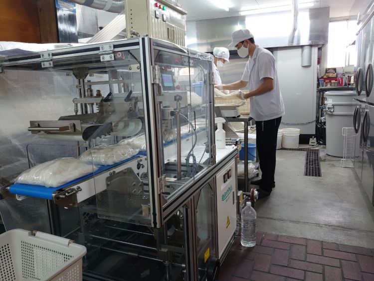 Nhân viên đang đóng gói phở