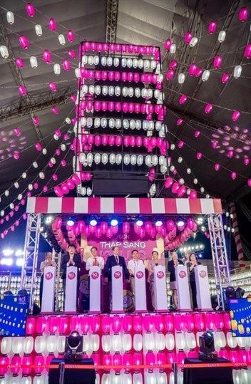 ベトナム最大と認定されたランタンタワー　ⓒ Zing News