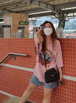 クレジットカード限度額まで買い物をするホアン・ヴィーさん　ⓒ Zing News