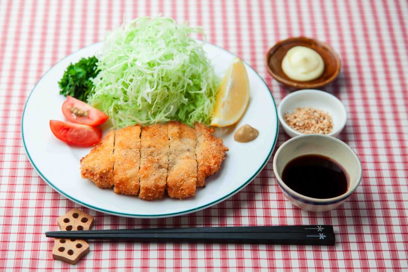 ăn cùng xốt Tonkatsu hoặc tương ớt